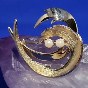 Vintage Brookcraft Gold Tone Pearl Broock signed
